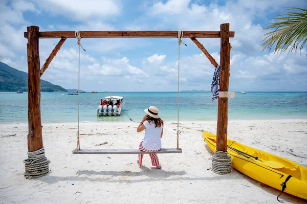 Femeie Asiatică Turistică Care Stă Leagăn Lemn Plaja Insula Lipe — Fotografie, imagine de stoc