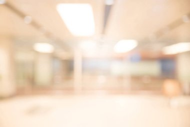 Lüks hastane koridoru soyut bulanık. Görüntü kliniğinin arka planında odaklanma kaybı var. Sağlık ve Tıp Konsepti