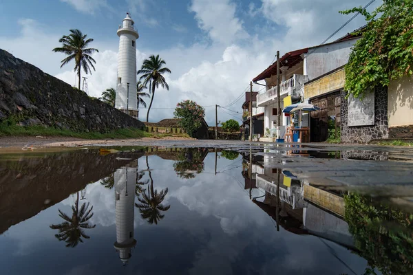 Farol Branco Árvores Plam Refletidos Rua Galle Fort Sri Lanka — Fotografia de Stock