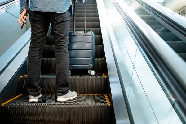 Conceito Seguro Viagem Homem Asiático Turista Passageiro Carregando Mala Bagagem — Fotografia de Stock