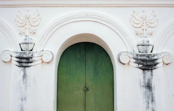 Beyaz duvar yeşil kemer kapıdan — Stok fotoğraf
