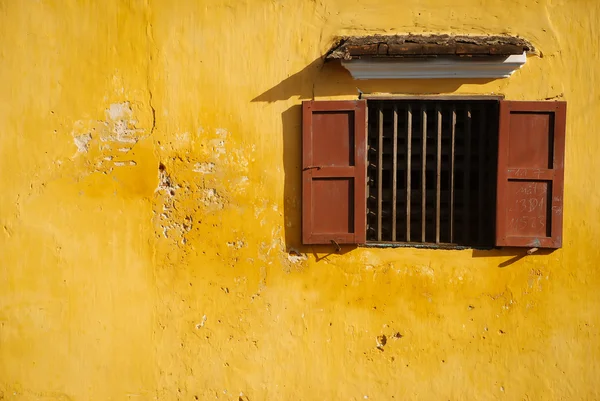 Sarı duvarda pencere açýk — Stok fotoğraf