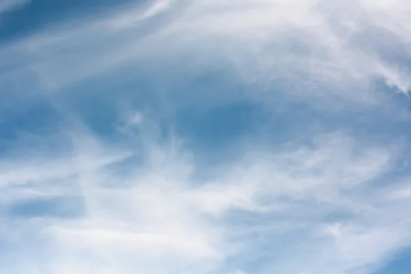 Nuvem Wispy, fundo do céu — Fotografia de Stock