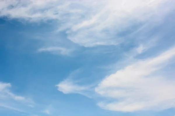 İncecik bulut, gökyüzü arka plan — Stok fotoğraf