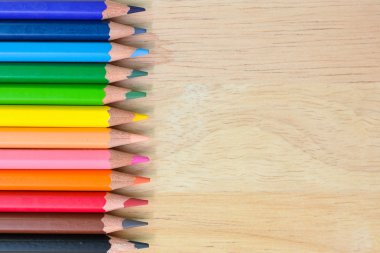 Ahşap doku üzerinde renkli kalemler