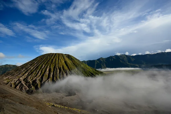 巴托克火山和雾 — 图库照片