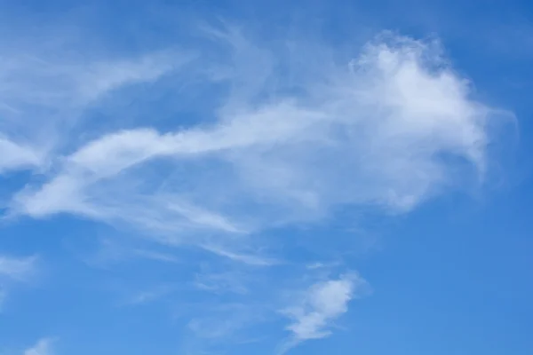 Céu azul com nuvens brancas — Fotografia de Stock