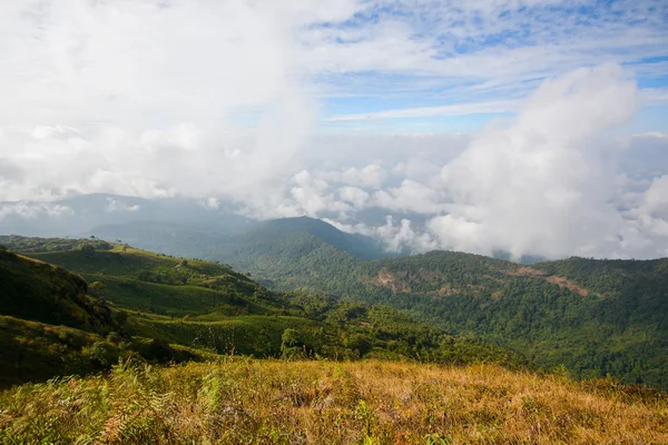 Berglandschaft mit Himmel — Stockfoto