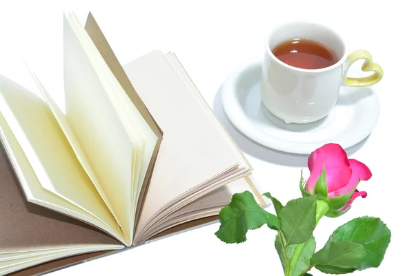 Τσάι Κύπελλο της αγάπης, χειροποίητο βιβλίο και ροζ τριαντάφυλλο — Φωτογραφία Αρχείου