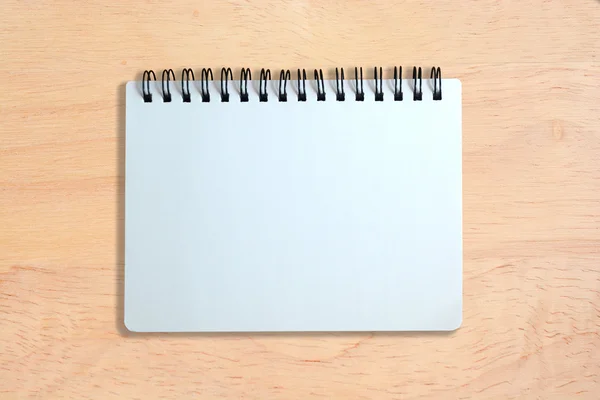 Λευκή σελίδα του σημειωματάριου στο ξύλο υφή — Φωτογραφία Αρχείου