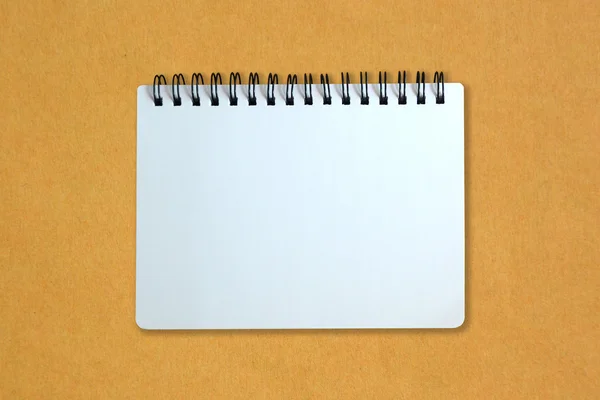 Ноутбук на желтой картонной бумаге — стоковое фото