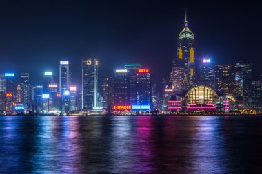 Geceleyin Hong Kong silueti