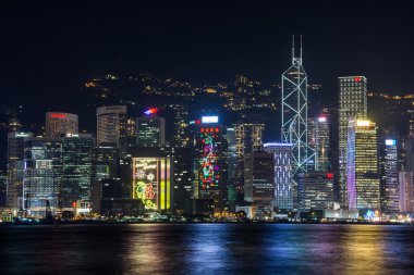 Geceleyin Hong Kong silueti