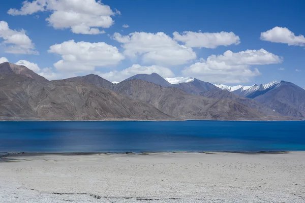 Lago Pangong, o mais alto lago de água salgada — Fotografia de Stock