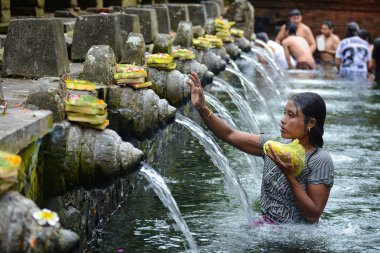 tirta empul Tapınağı'nda kutsal kaynak suyu