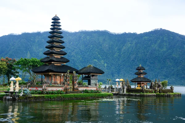 Pura фоні тропічних пейзажів поблизу Danu Bratan, Балі — стокове фото
