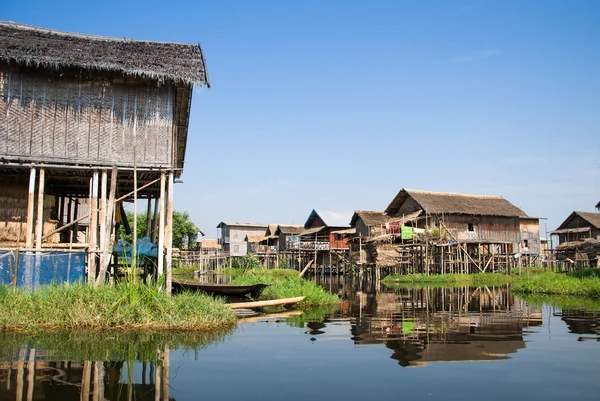 Floating houses in a village of Inle lake — Stock Photo, Image