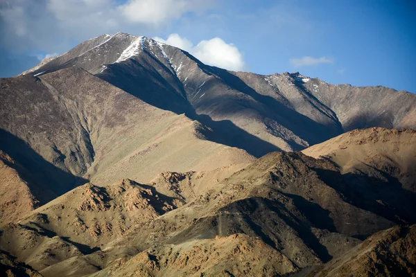 Gama de montanhas em Leh, Ladakh, Índia — Fotografia de Stock