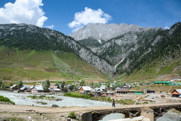 Desa di Sonamarg, India di antara pegunungan — Stok Foto