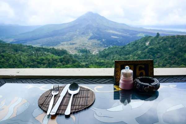 Mittagessen im Restaurant mit Blick auf die Kintamani — Stockfoto