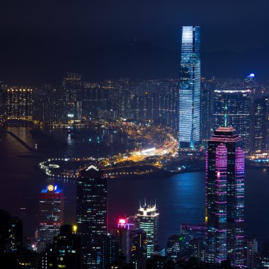 Geceleyin Hong Kong silueti