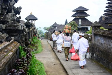 Bali dili insanlar pura besakih geleneksel elbiseli yürümek