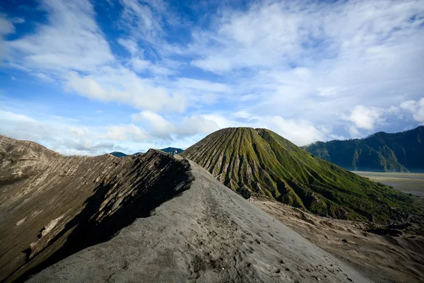 インドネシア ・ ジャワ島でブロモ山の火口縁 — ストック写真