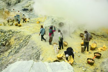 Kükürt madenciler kawah Ijen'de, java, Endonezya