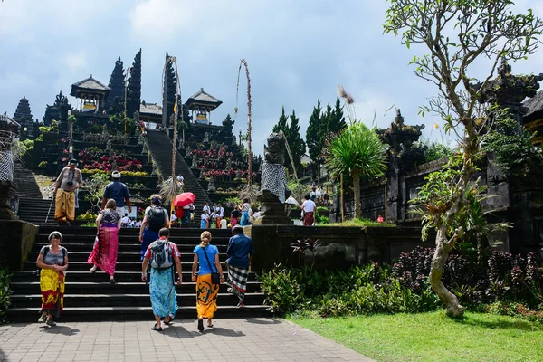 Los turistas visitan el Templo Besakih, Bali, Indonesia — Foto de Stock