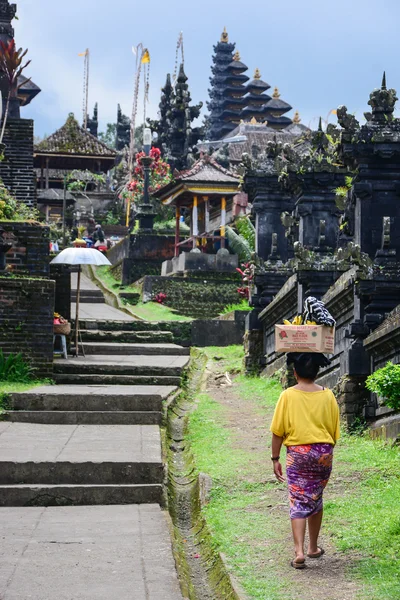 Orang Bali berjalan dengan pakaian tradisional di Pura Besakih — Stok Foto