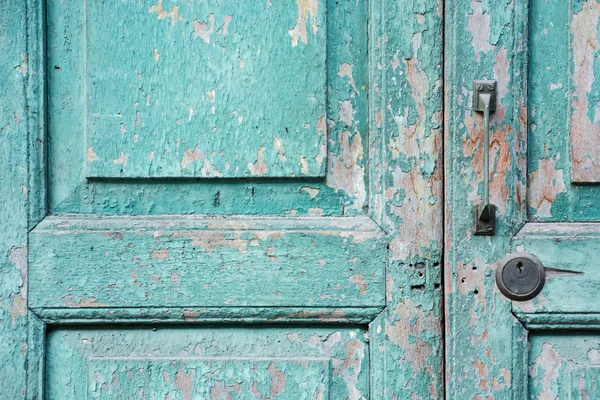 Eski yeşil yıpranmış kapı — Stok fotoğraf