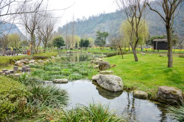 Küçük Çinli Bahçe kanalda