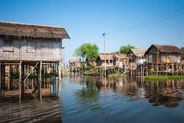 Floating houses in a village of Inle lake — Stock Photo, Image