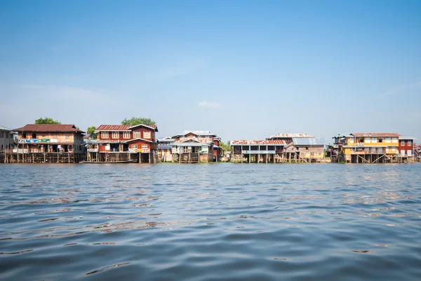 Floating houses in a village of Inle lake — Stock Photo, Image