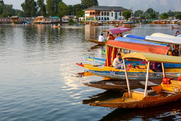 Lago Dal en Srinagar, Cachemira, India — Foto de Stock