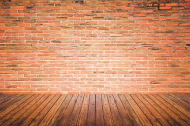 tuğla duvar ve ahşap zemin ile eski iç odası