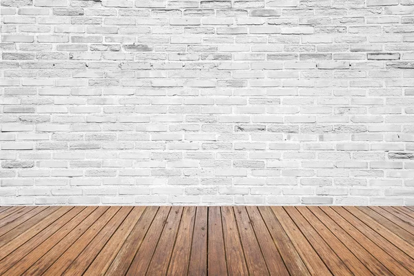 Alter Innenraum mit Ziegelwand und Holzboden — Stockfoto