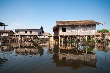 Bir köy Inle Gölü evlerde yüzen