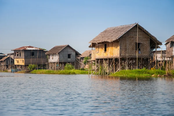 Bir köy Inle Gölü evlerde yüzen — Stok fotoğraf