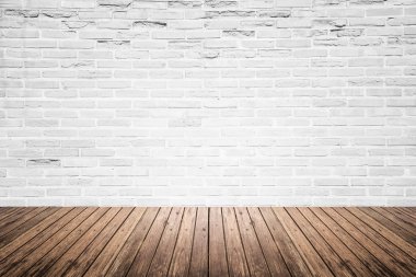 tuğla duvar ve ahşap zemin ile eski iç odası