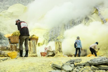 Kükürt madenciler kawah Ijen'de, java, Endonezya