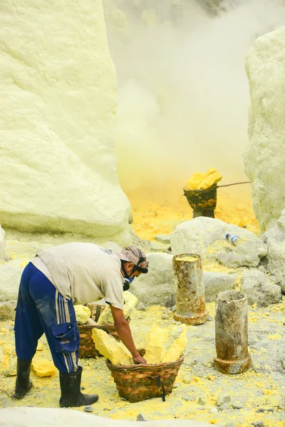 Sulfur miner in Kawah Ijen, Java, Indonesia — Stock Photo, Image