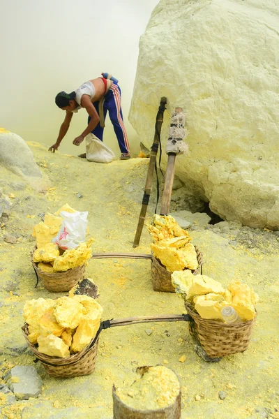 Siarka Górnik w kawah ijen, Jawa, Indonezja — Zdjęcie stockowe