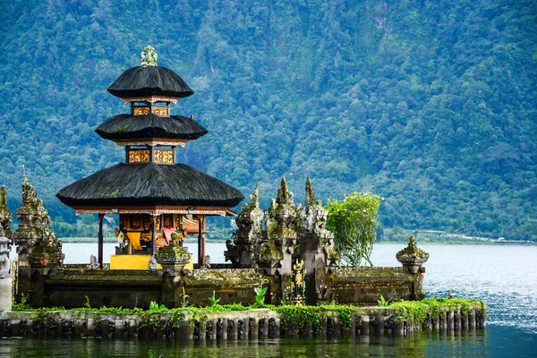 Pura фоні тропічних пейзажів поблизу danu bratan в Балі, Індонезія — стокове фото