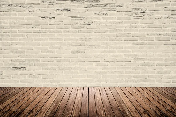 Vecchia sala interna con muro di mattoni e pavimento in legno — Foto Stock