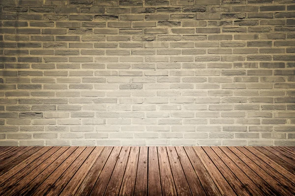 Ancienne pièce intérieure avec mur de briques et plancher de bois — Photo