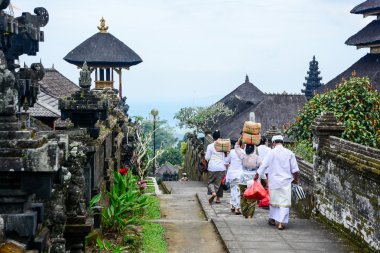 Bali dili insanlar pura besakih geleneksel elbiseli yürümek