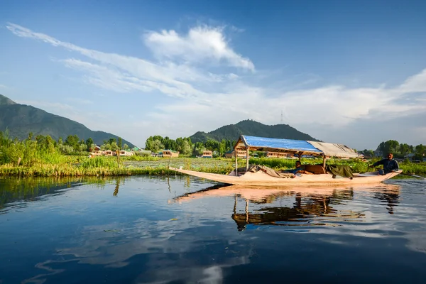 在斯利那加，克什米尔，印度的达尔湖 — 图库照片