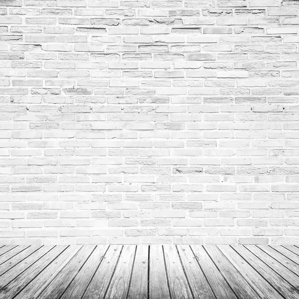 tuğla duvar ve ahşap zemin ile eski iç odası