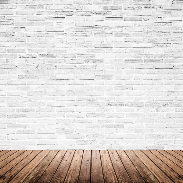 Gamla inre rum med tegel vägg och trä golv — Stockfoto